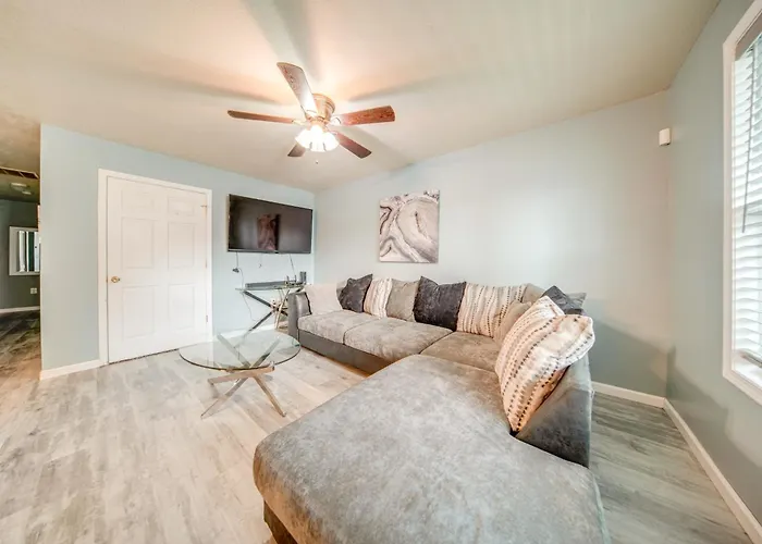 Quaint Erie Home With Smart Tvs And Yard 3 Mi To Lake