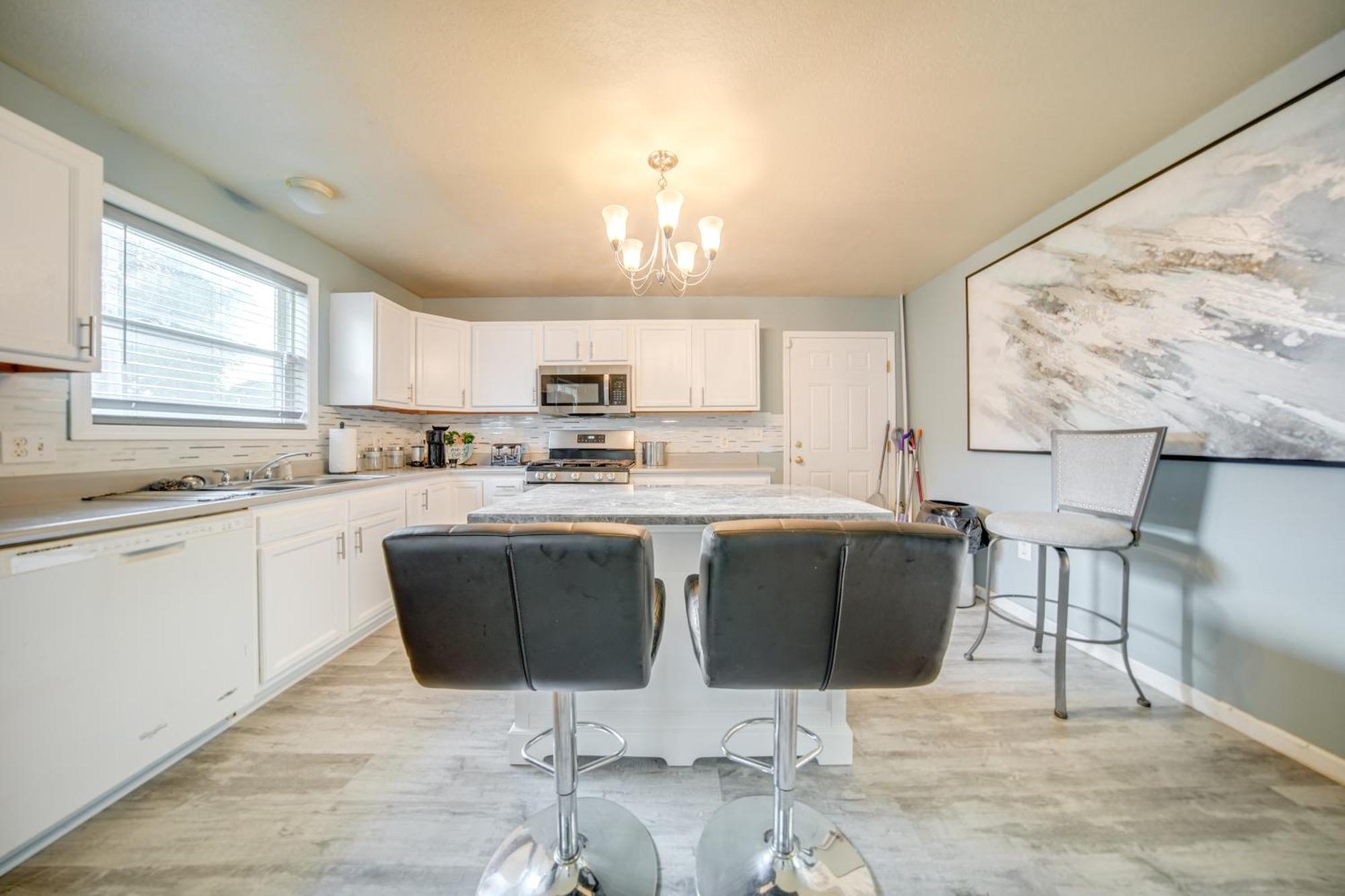 Holiday home Quaint With Smart Tvs And Yard 3 Mi To