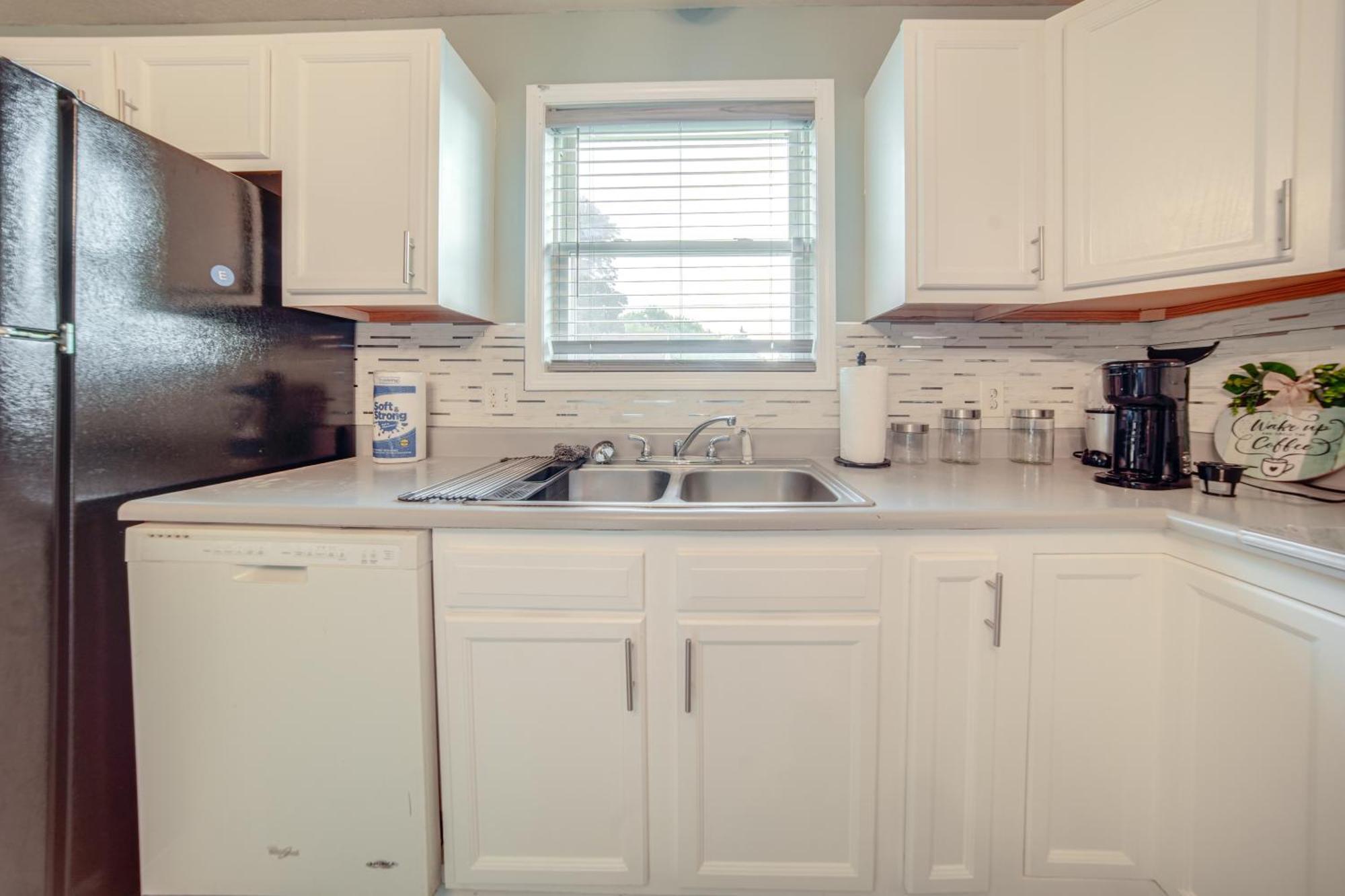 Holiday home Quaint With Smart Tvs And Yard 3 Mi To