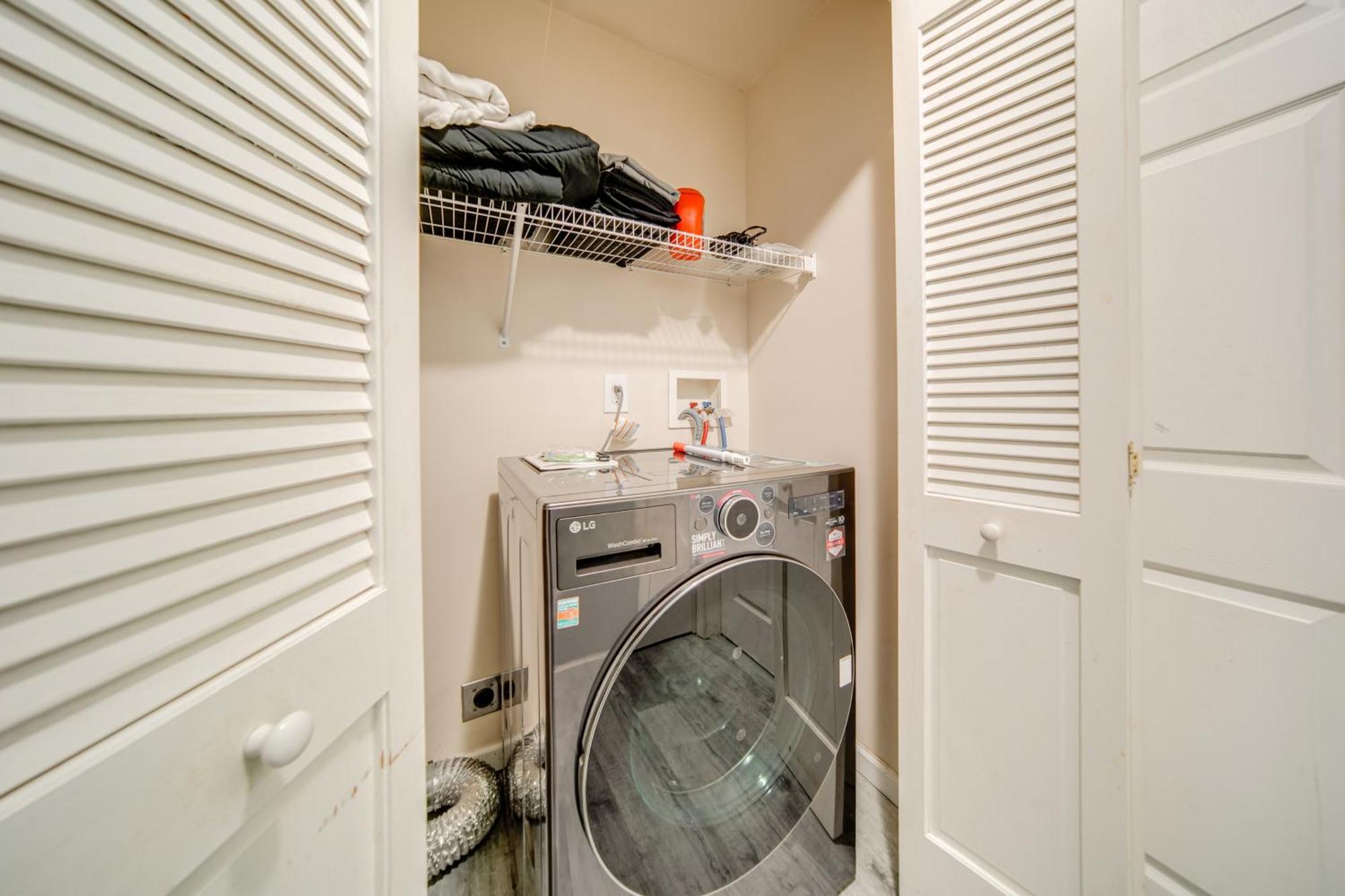 Quaint With Smart Tvs And Yard 3 Mi To Holiday home *