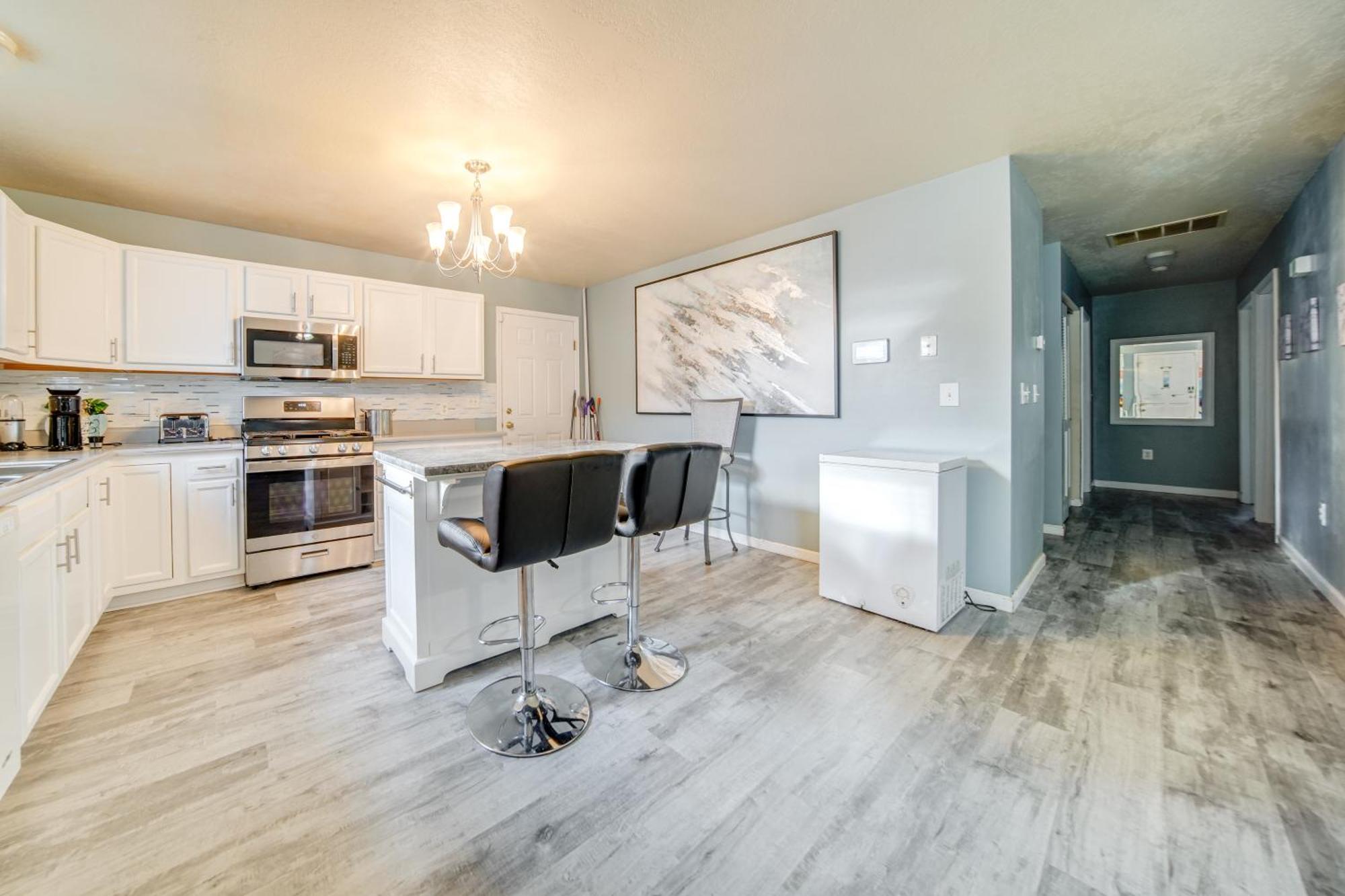 Holiday home Quaint With Smart Tvs And Yard 3 Mi To Erie