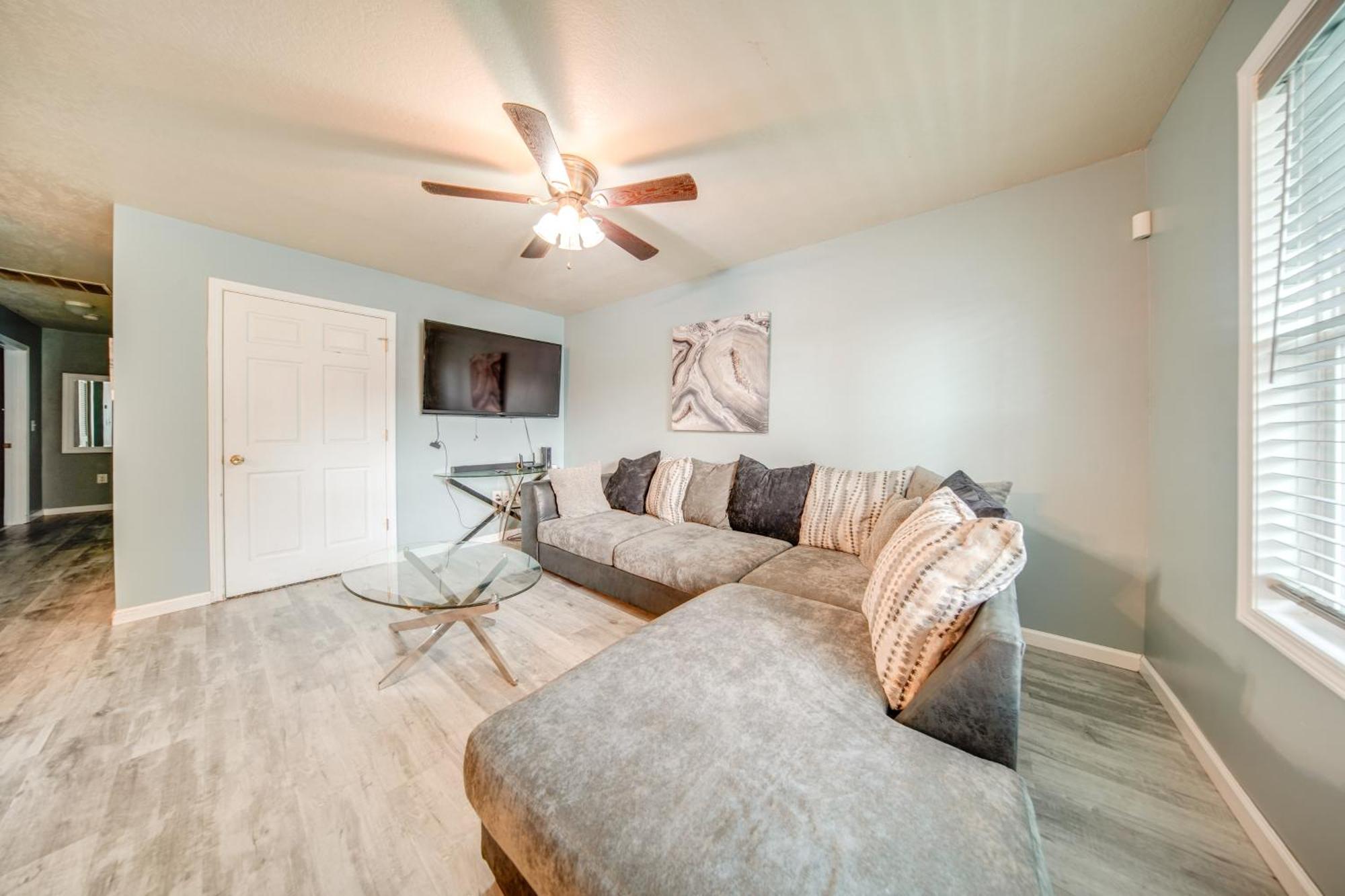 Quaint With Smart Tvs And Yard 3 Mi To Holiday home Erie