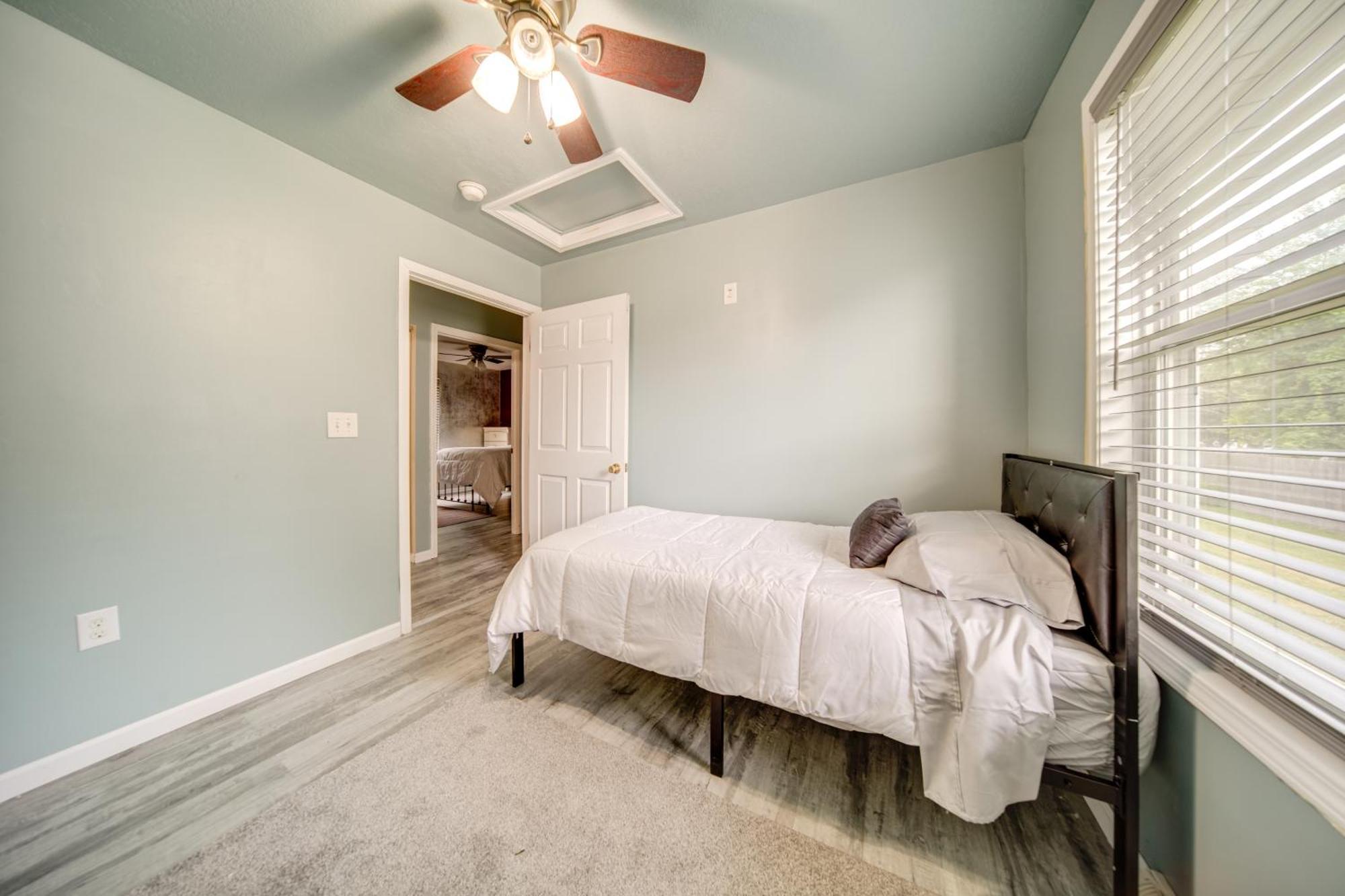 Quaint With Smart Tvs And Yard 3 Mi To Holiday home