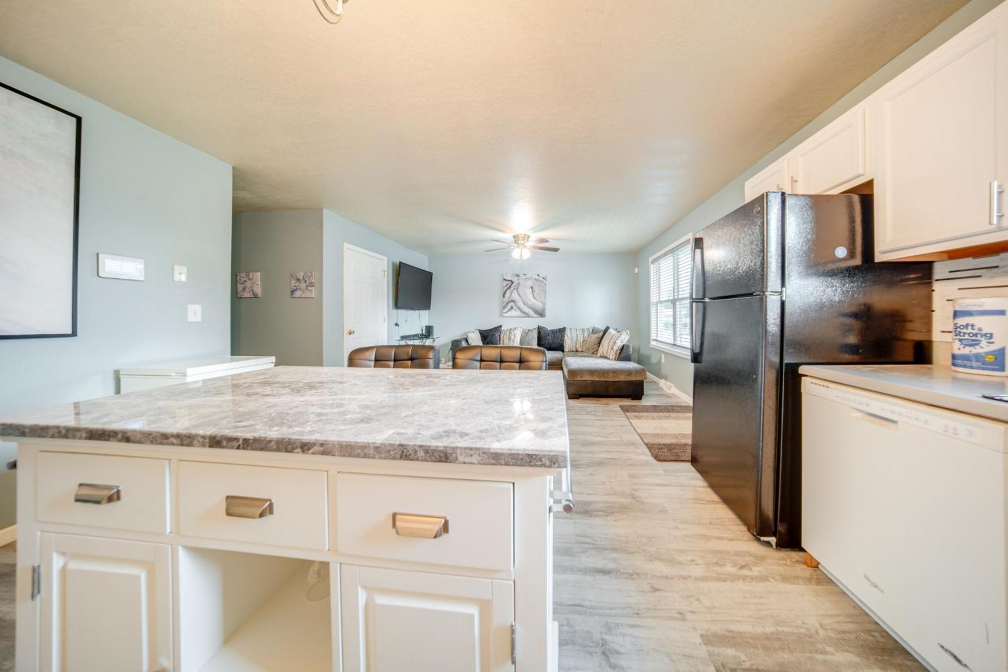 Holiday home Quaint With Smart Tvs And Yard 3 Mi To