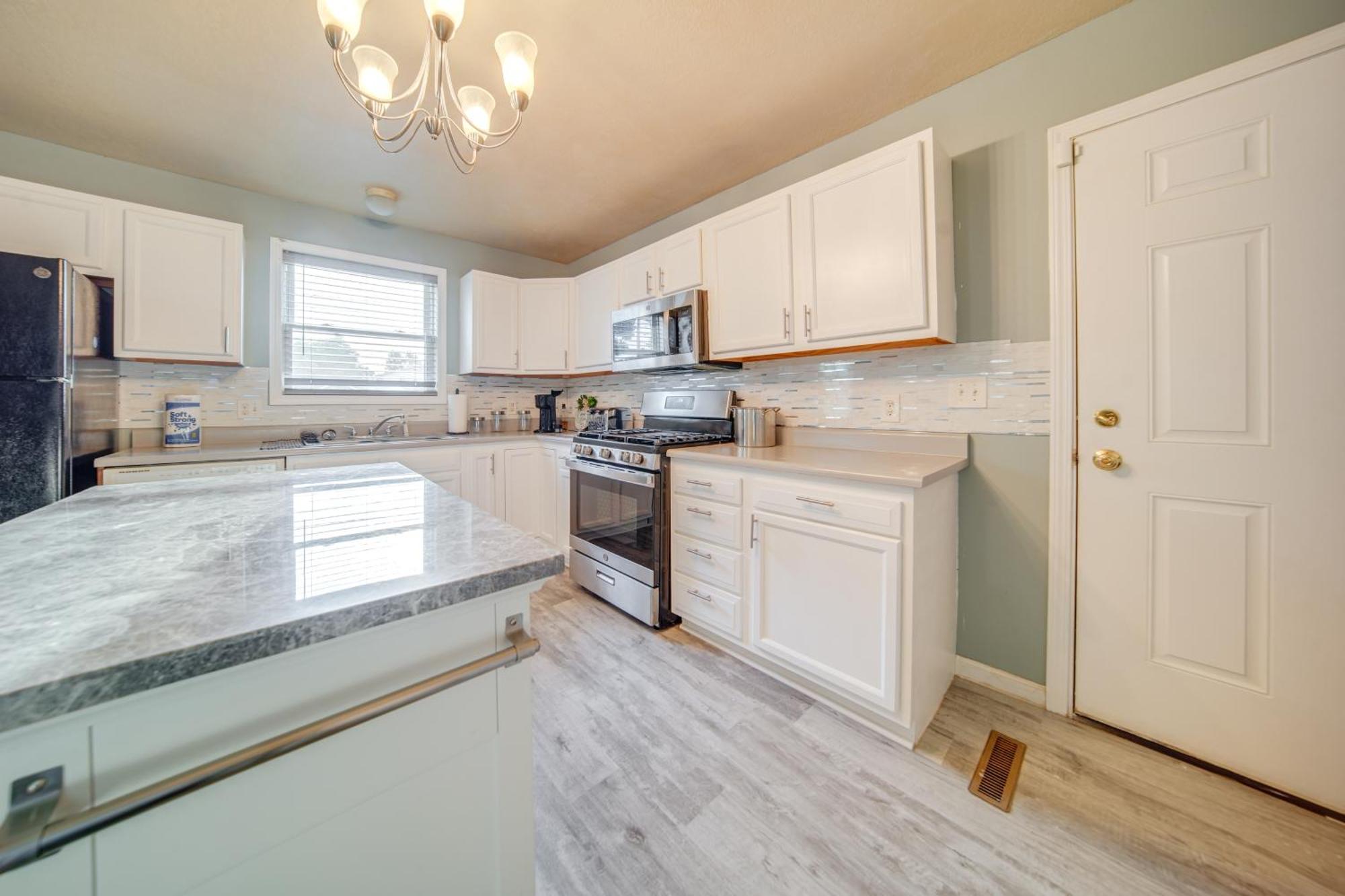 Quaint With Smart Tvs And Yard 3 Mi To Holiday home *