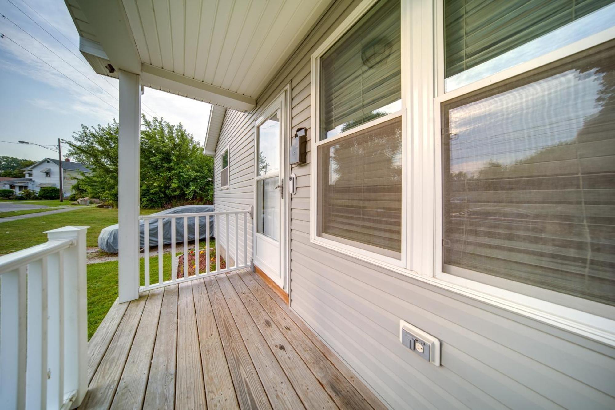 Quaint With Smart Tvs And Yard 3 Mi To